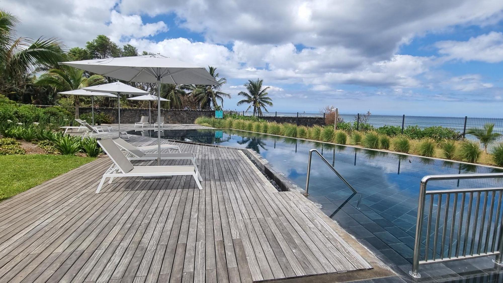 Ocean Point Beach Front Apartment Pointe-aux-Piments Esterno foto