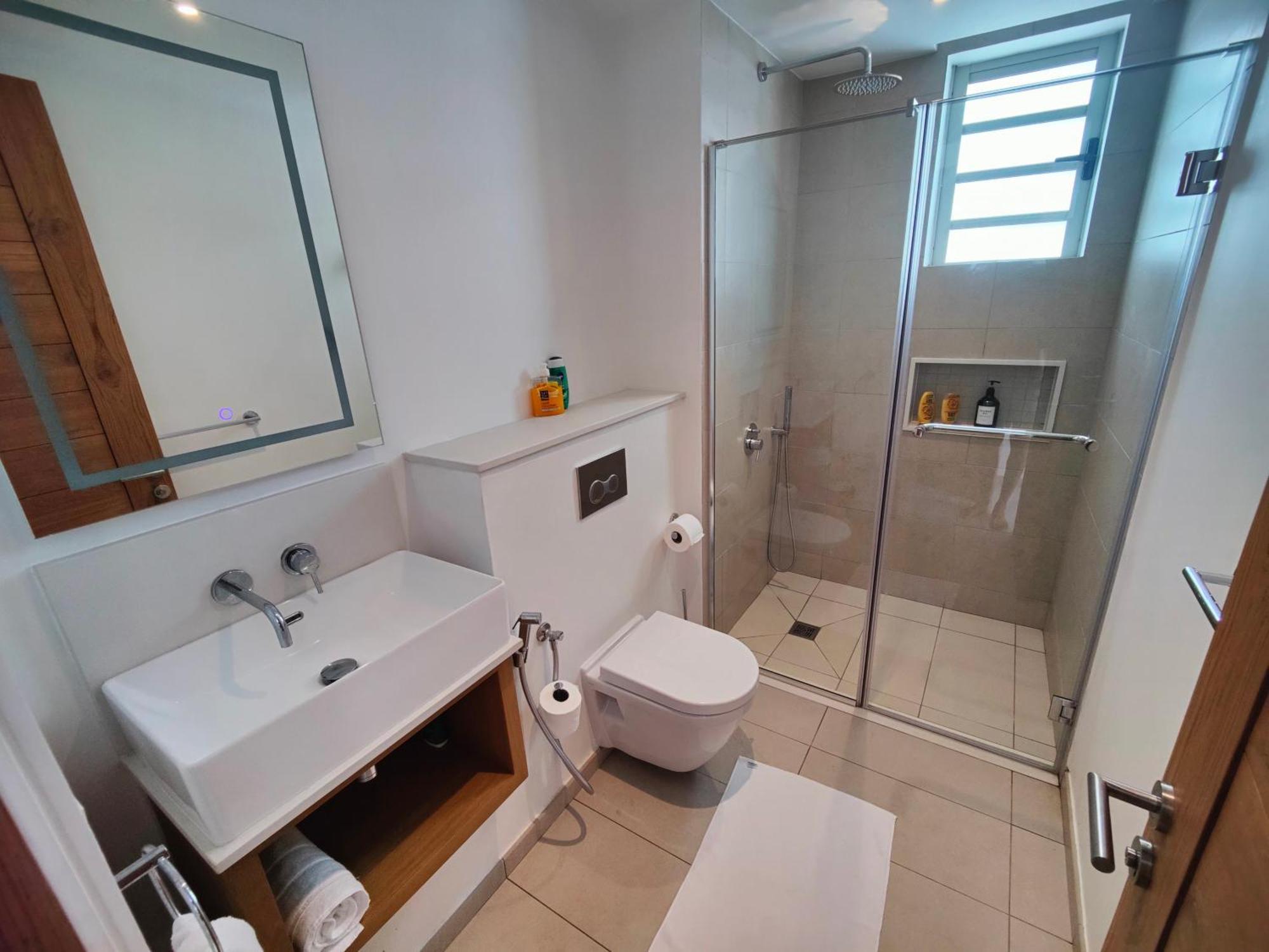 Ocean Point Beach Front Apartment Pointe-aux-Piments Esterno foto